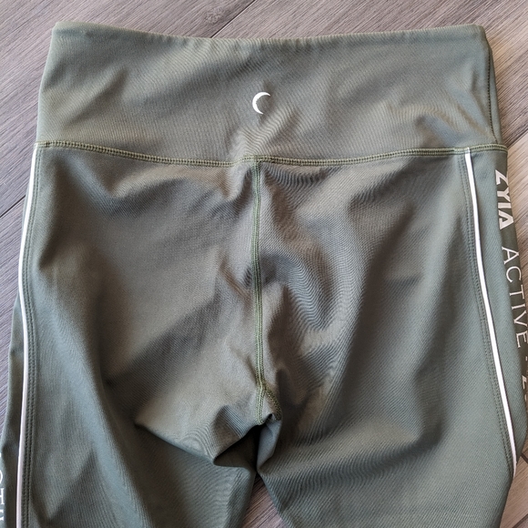 ZYIA Olive Light n Tight Logo Capri Leggings - Picture 3 of 5